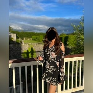 Women’s Long Sleeve Off Shoulder Ruffle Dress (Guess) New w/ Tags - xsmall